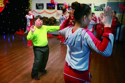 指挥家舟舟癌症,41岁指挥家舟舟纪录片