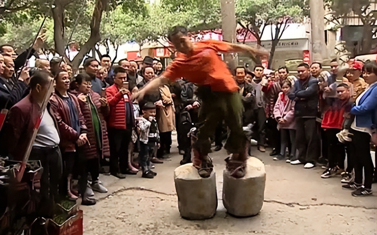 男子痴迷武功躲进深山练铁砂掌,四川小伙痴迷武功