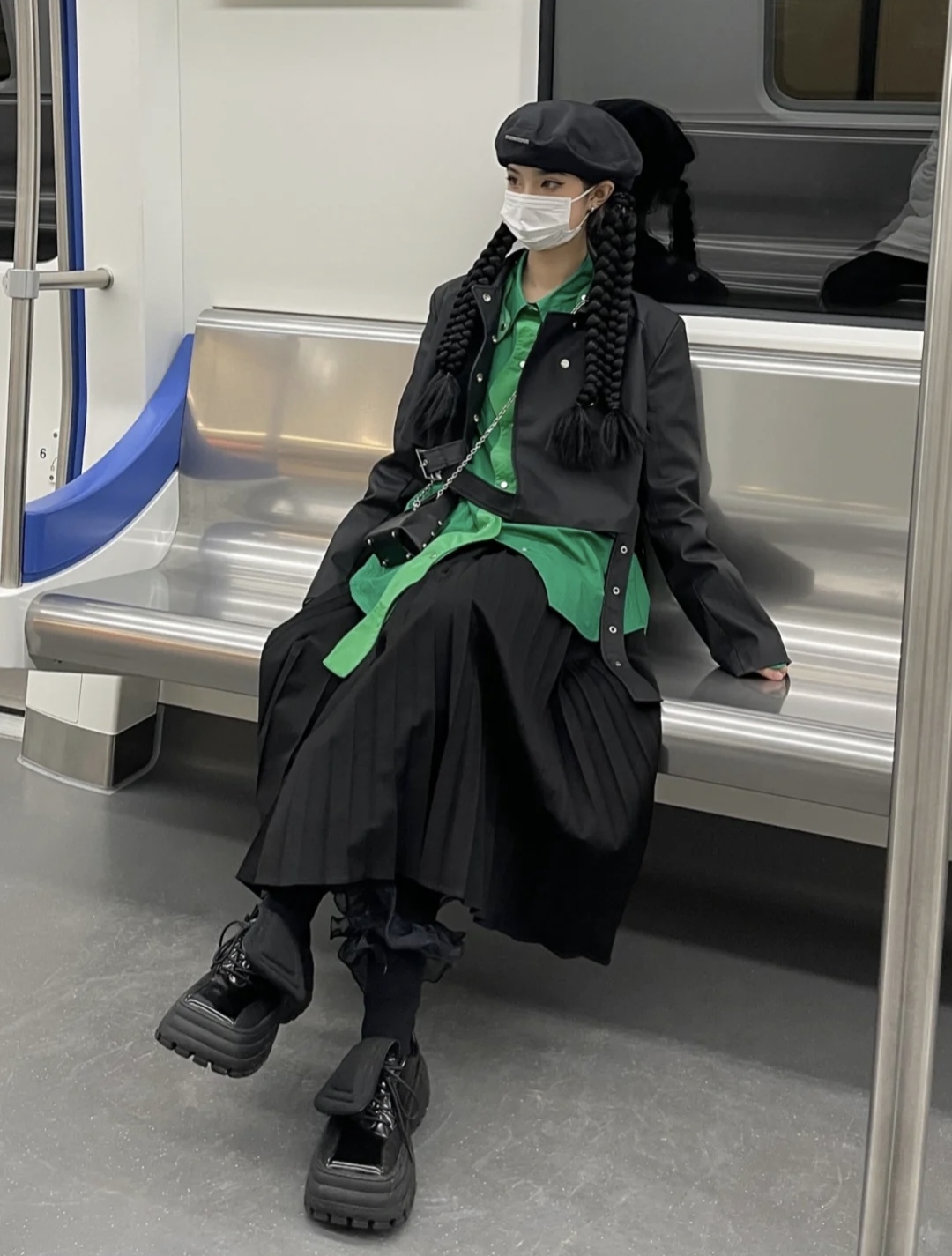 冬季流行鱼尾裙短款羽绒服穿搭,深色羽绒服搭配什么色的半身裙