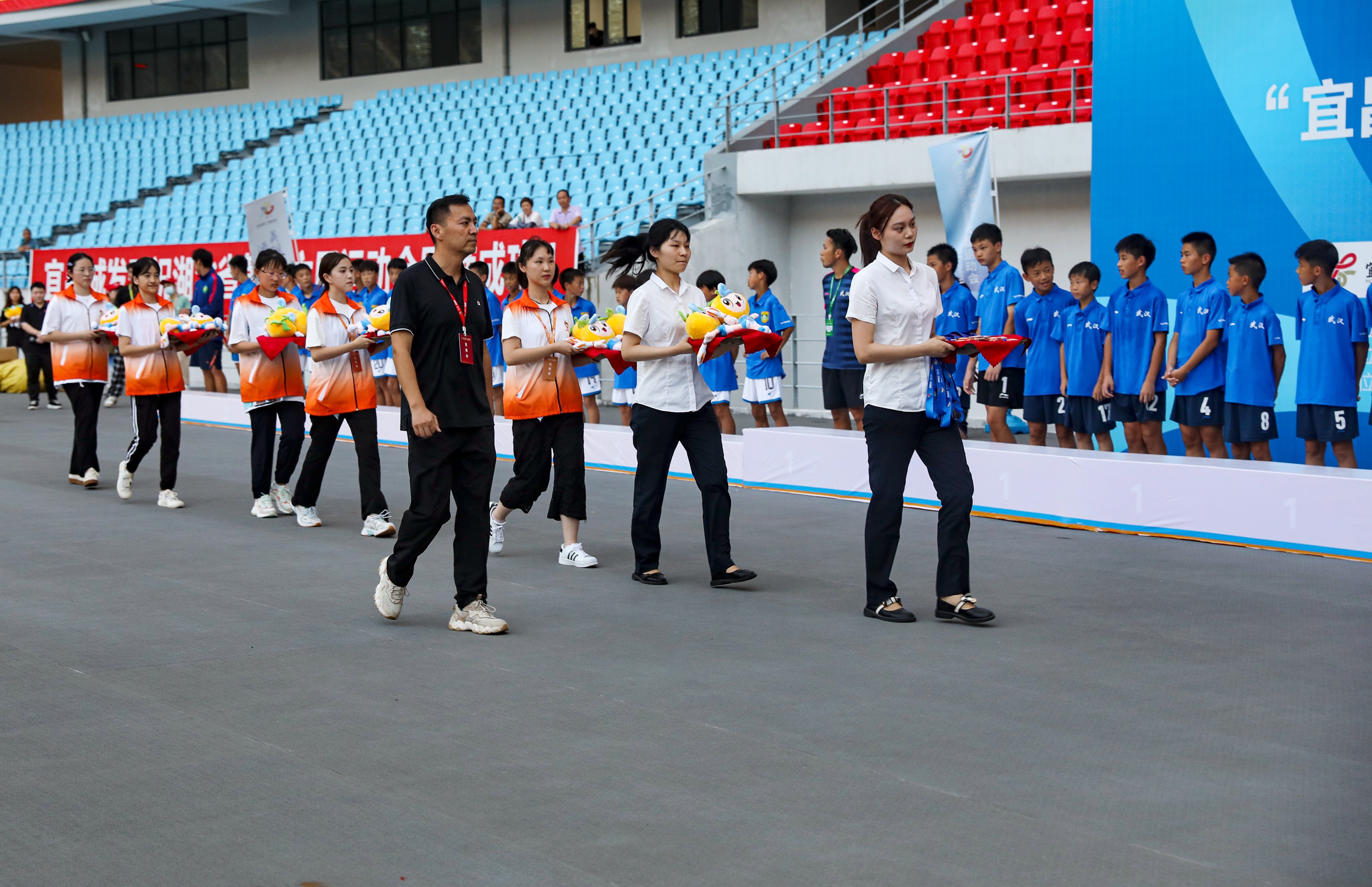湖北宜昌：大学生罗清芸暑假回乡带领志愿者为省运会赛事服务
