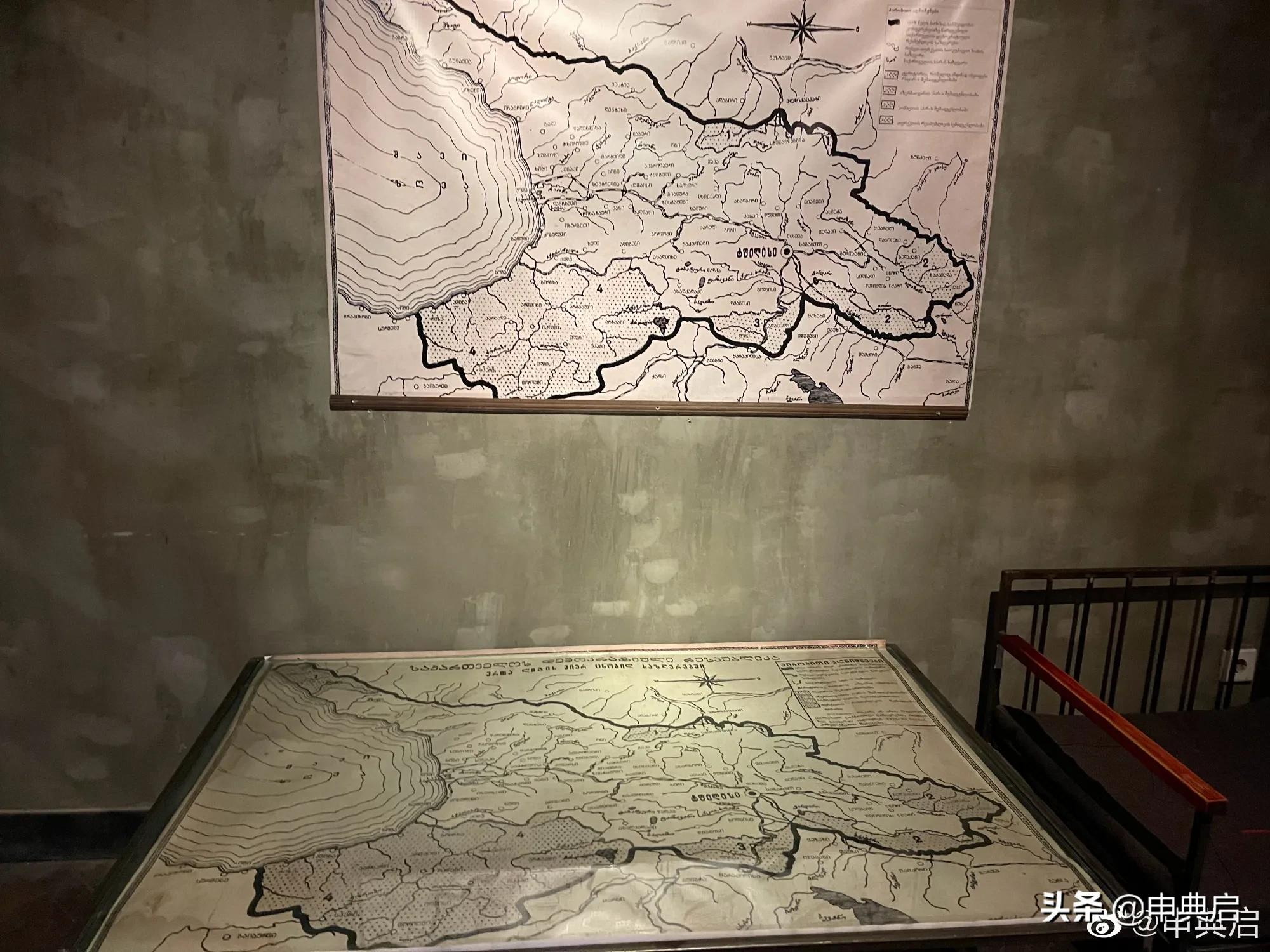 带小花园的目前看到最豪华墓地在格鲁吉亚，人均土地资源相当丰富