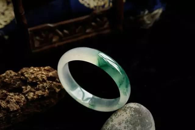 翡翠手镯应该戴左手还是右手好,女人左手戴翡翠镯子右手戴金镯子