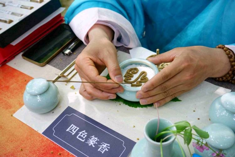 何处觅江南？苏丝《觅色——服饰里的江南色彩》待君来