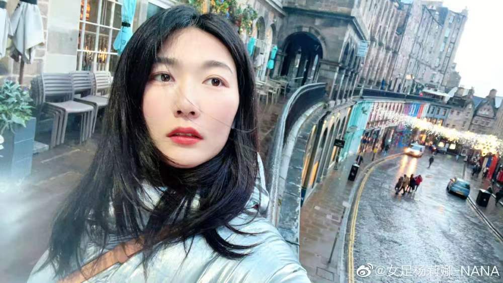 太美了！女足女神杨莉娜穿晚礼服亮相：杨莉娜被称为女足江疏影