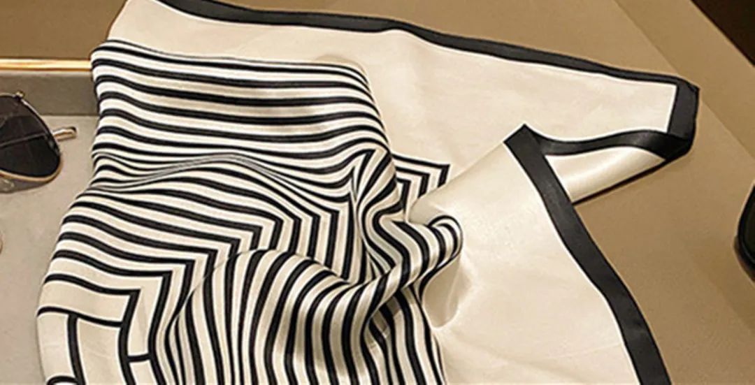 一看就会的超简单丝巾时髦搭配,一条丝巾让你优雅又气质