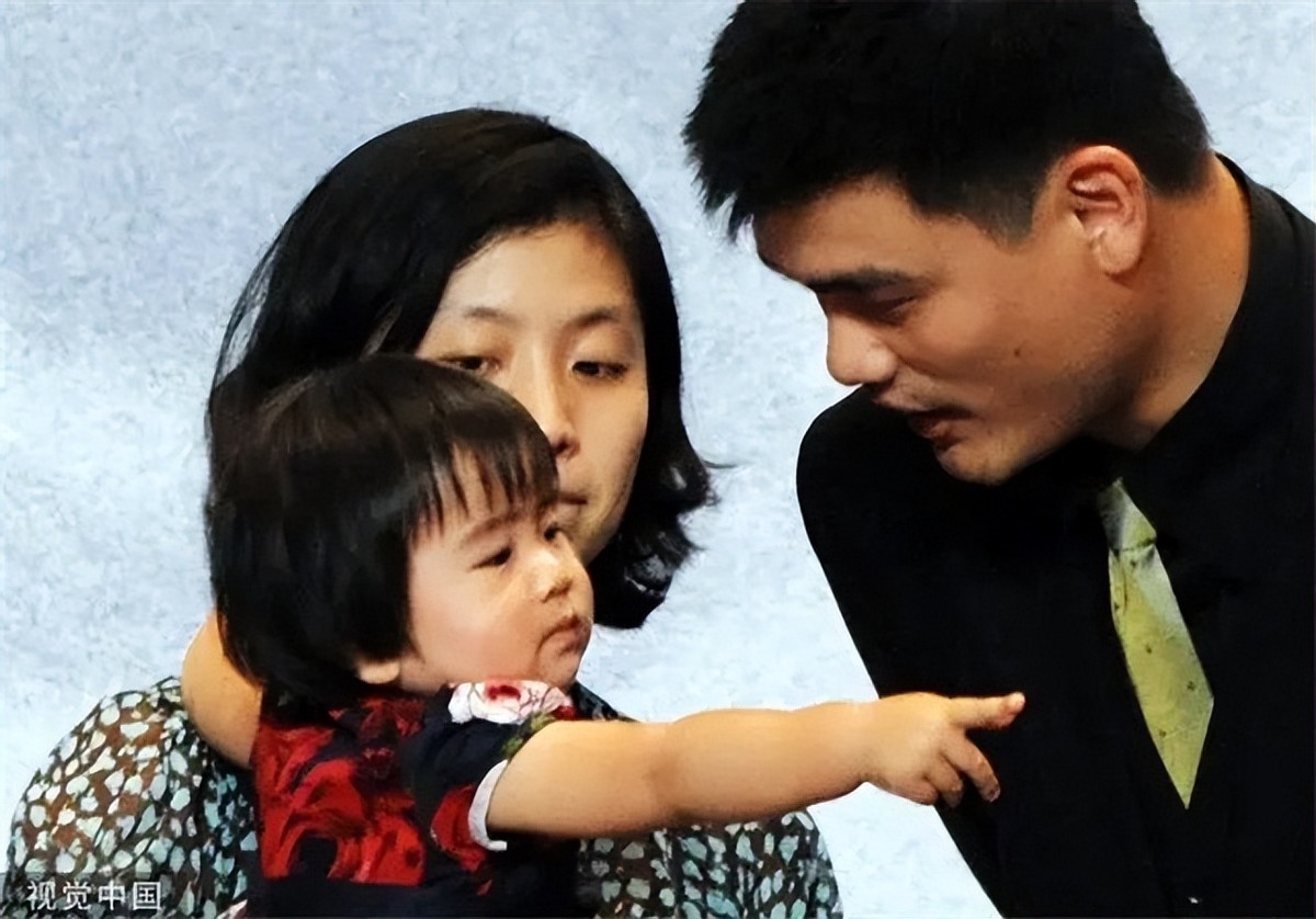 姚明和妻子的爱情故事,姚明和妻子叶莉图文