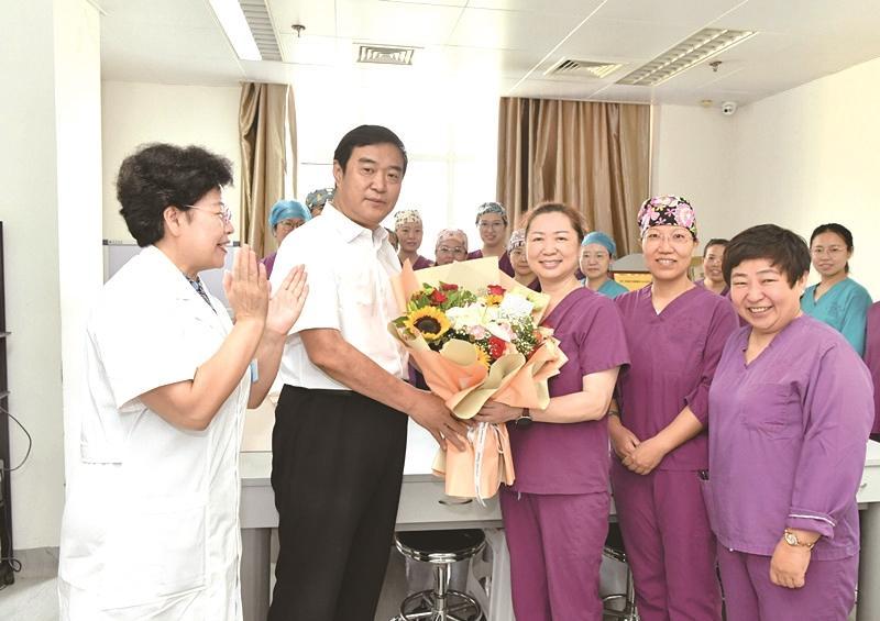 勇担健康使命铸就时代新功邯郸市中心医院举办系列活动庆祝第六个“中国医师节”