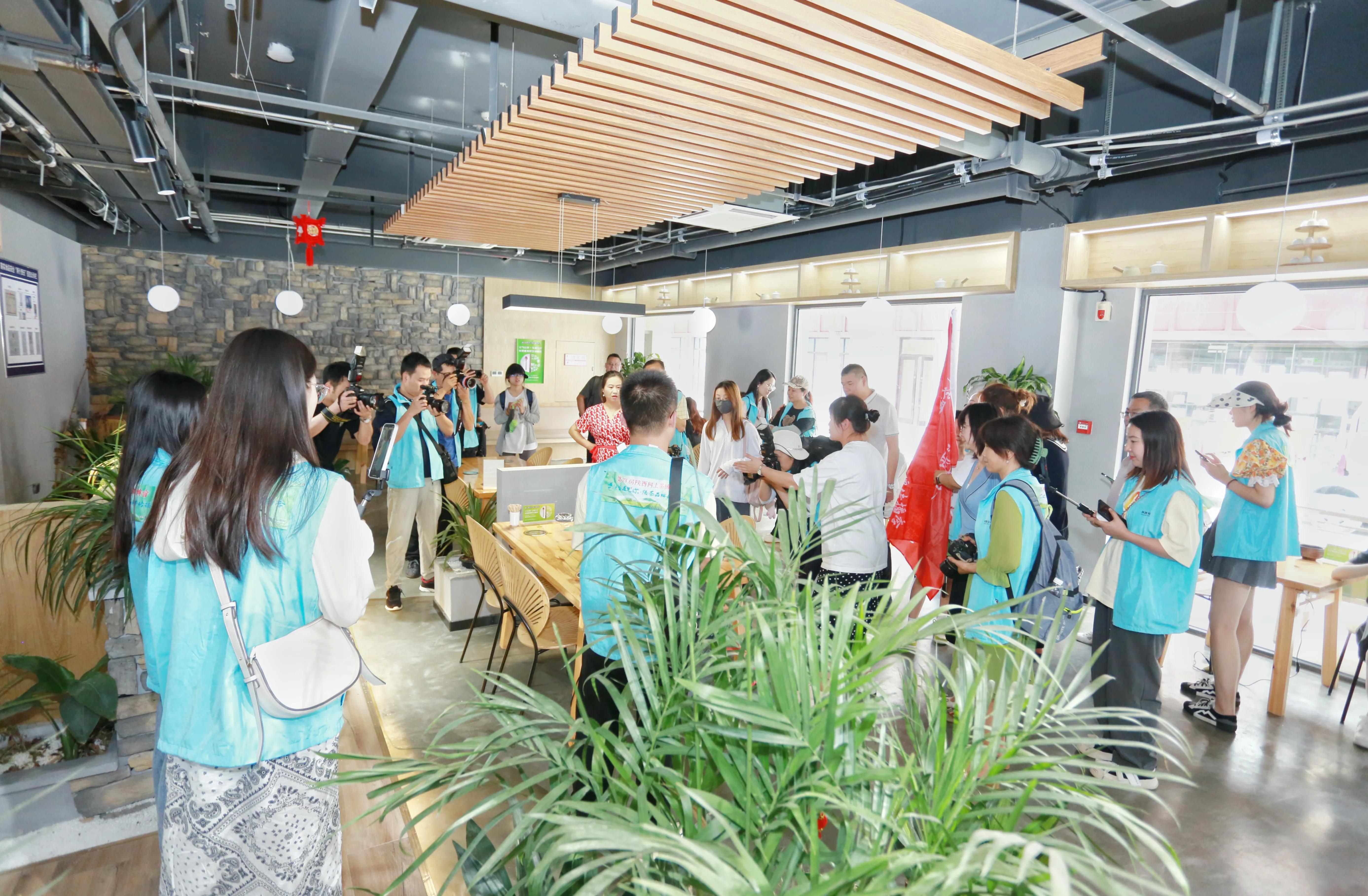 第五届中国西安国际茶产业博览会,首届陕西网上茶博会直播现场