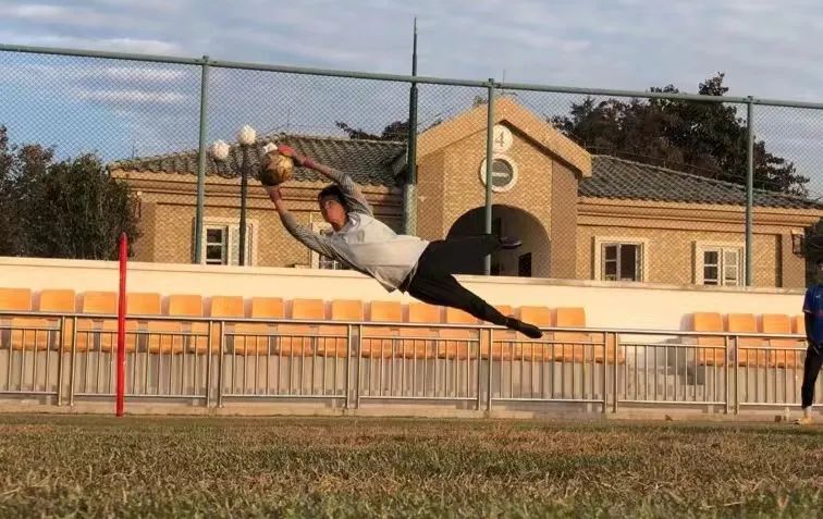 足球少年逐梦百年,足球少年征战绿茵