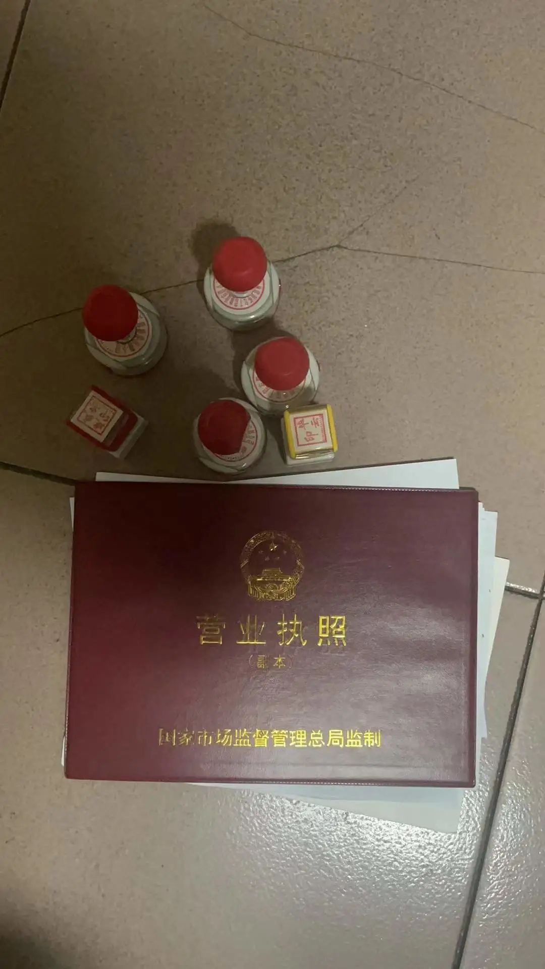 警惕！出售贩卖银行卡和对公账户，构成帮信犯罪!