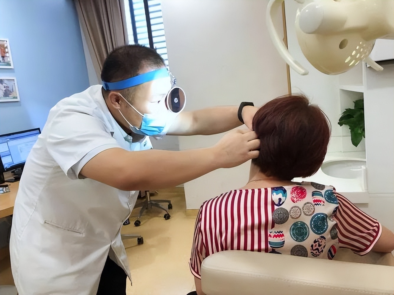 耳朵里面很痒却挠不到掏不出东西,耳朵痒掏出来的东西潮湿有臭味