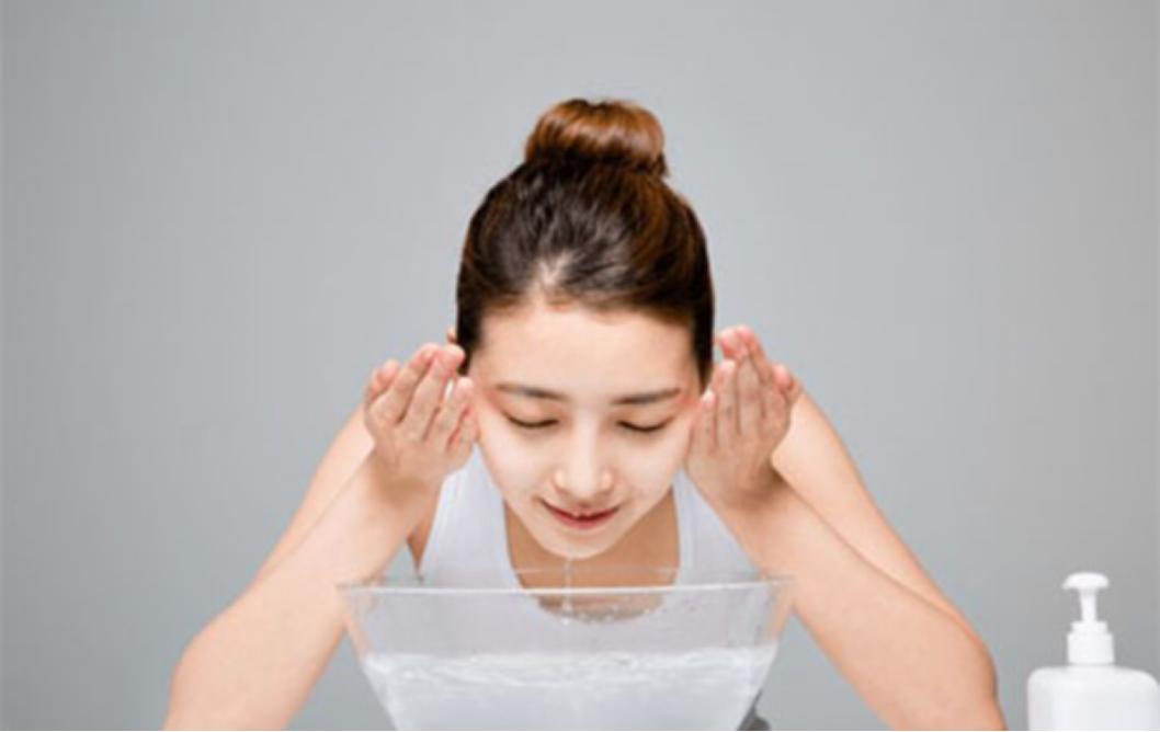 淡化皱纹试试这个方法不花冤枉钱,面部去皱纹方法教程图片