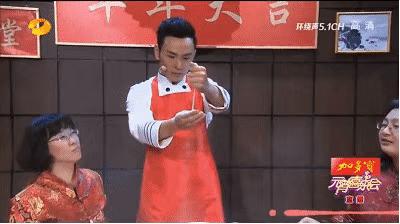 春晚魔术邓男子解析,2022春晚魔术邓男子让谁拿魔方了