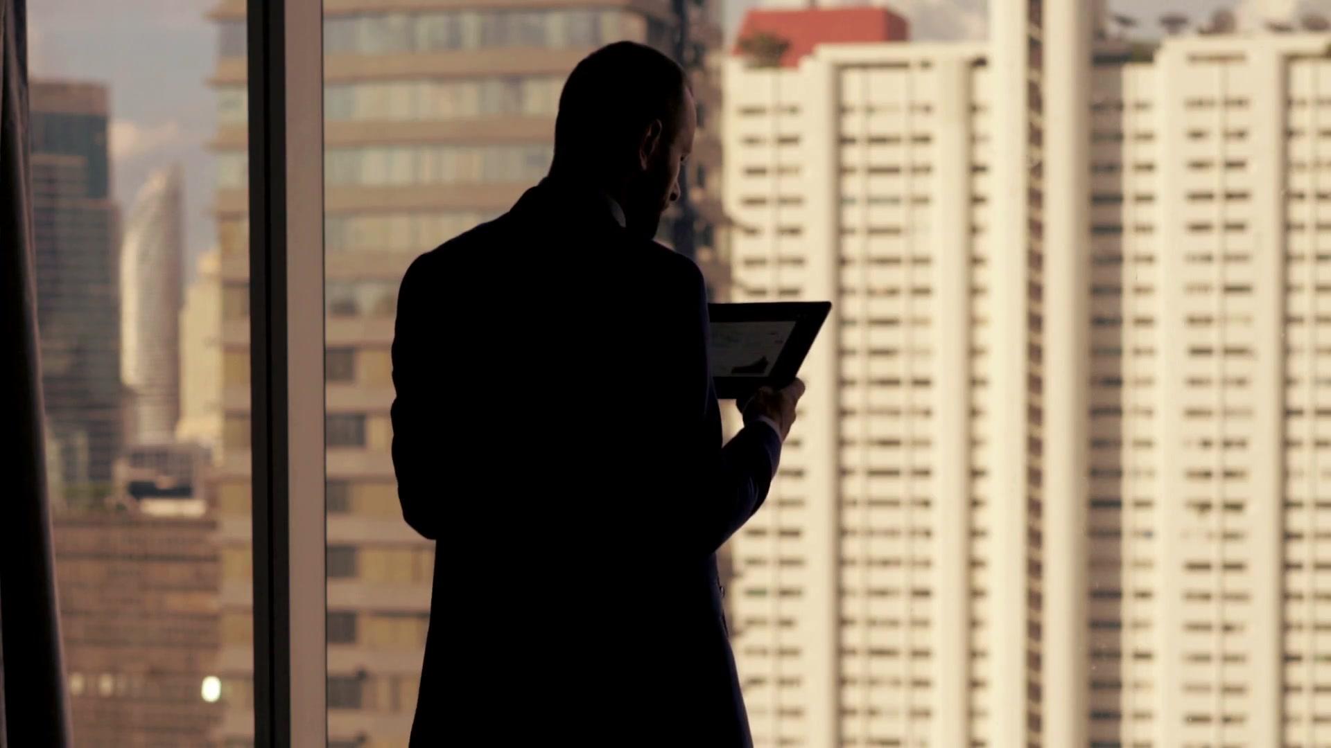 18年浙江快递小哥结识“亿万富豪”，帮送货险些倾家荡产，咋回事