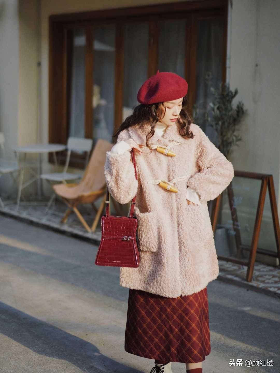 又火了一种穿法叫“羊毛羔外套+半身裙”，洋气精致还保暖，太美