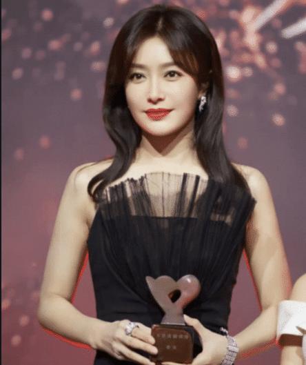 最有钱女明星刘亦菲,刘亦菲秀名贵翡翠大耳环