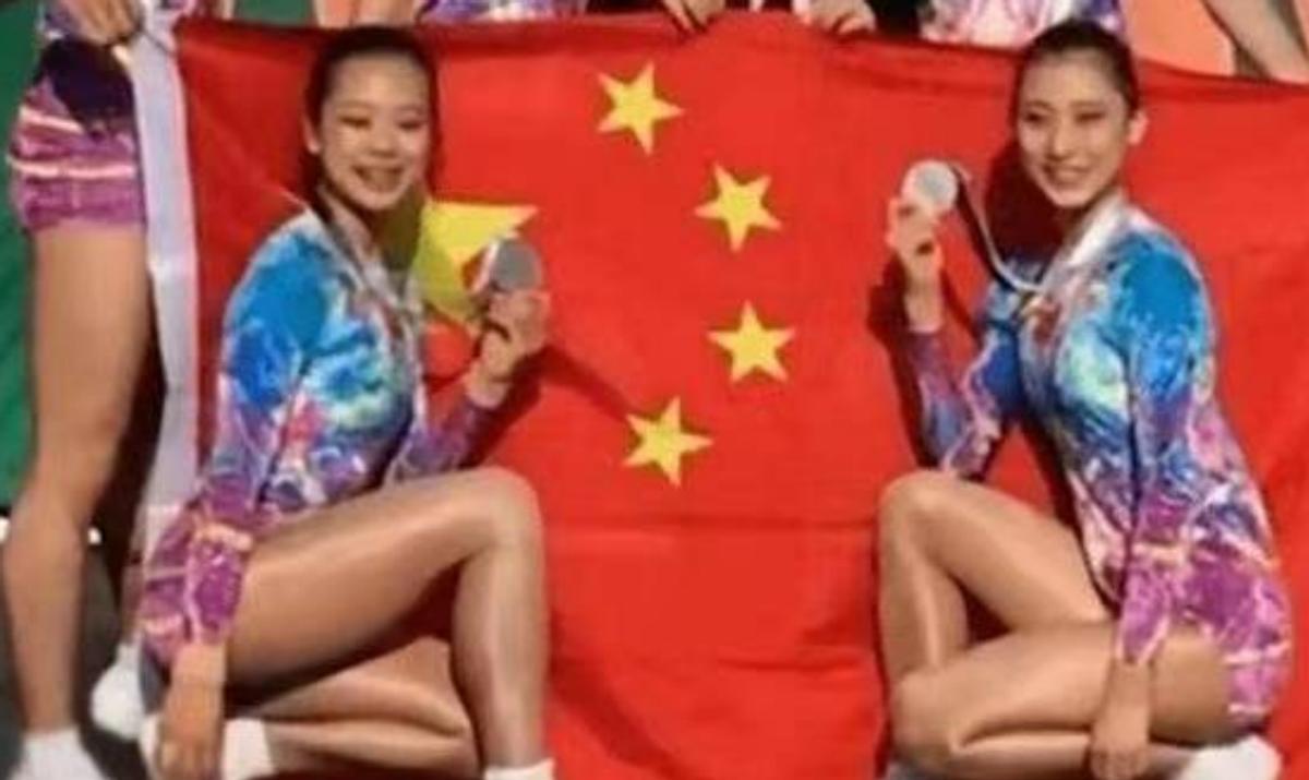 高考跳一字马女生成绩,高考第一个跑的女孩一字马