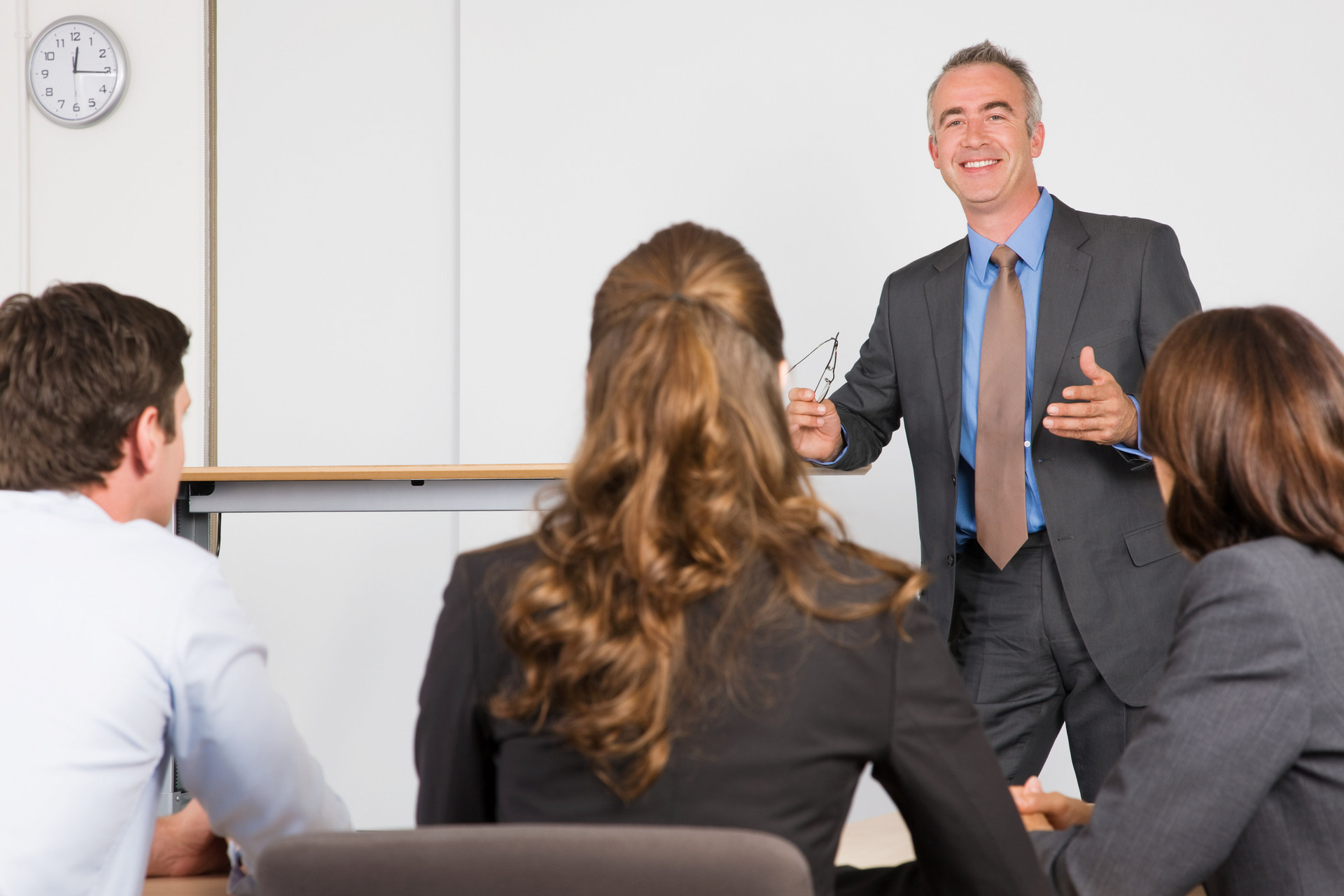 职场怎么对付刺头同事,职场被同事针对的正确处理方法