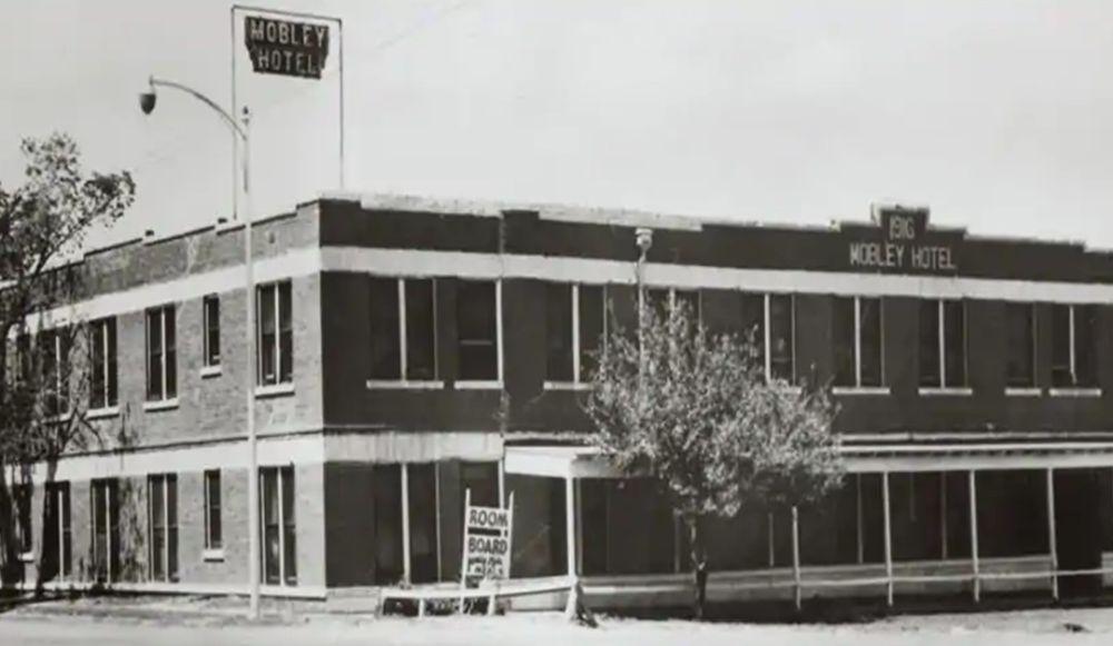 希尔顿家族和罗斯柴尔德家族联姻,希尔顿和康拉德哪个好