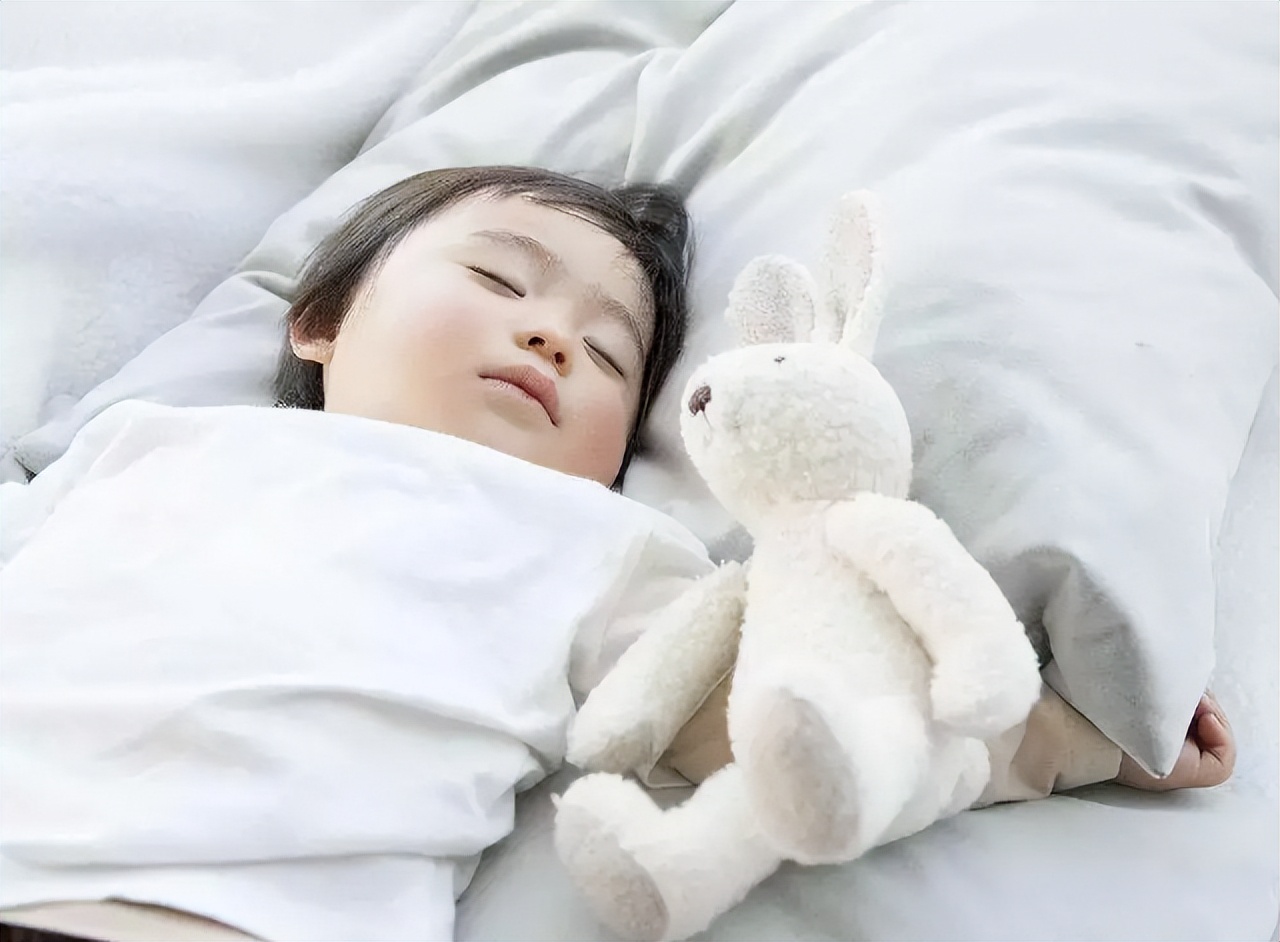 如何度过宝宝烦躁的出牙期,宝宝第一次出牙期间会烦躁哭闹