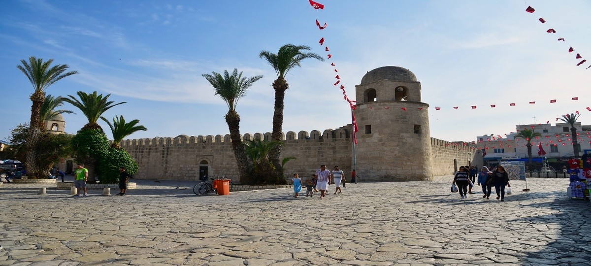 突尼斯历史遗产和建筑，反映了突尼斯怎样的文化背景？