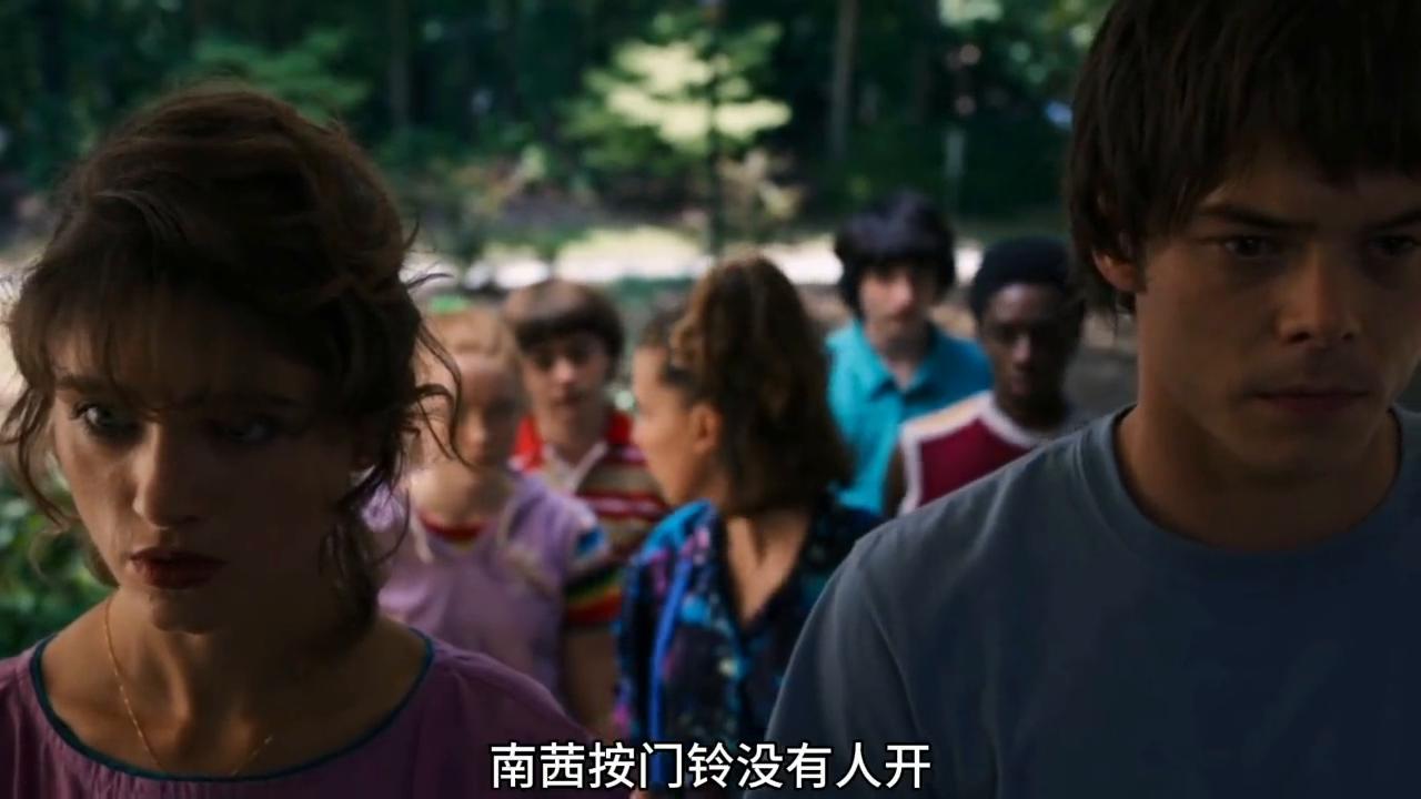 神秘小镇受到了不明外星生物袭击,神秘小镇被怪物追踪