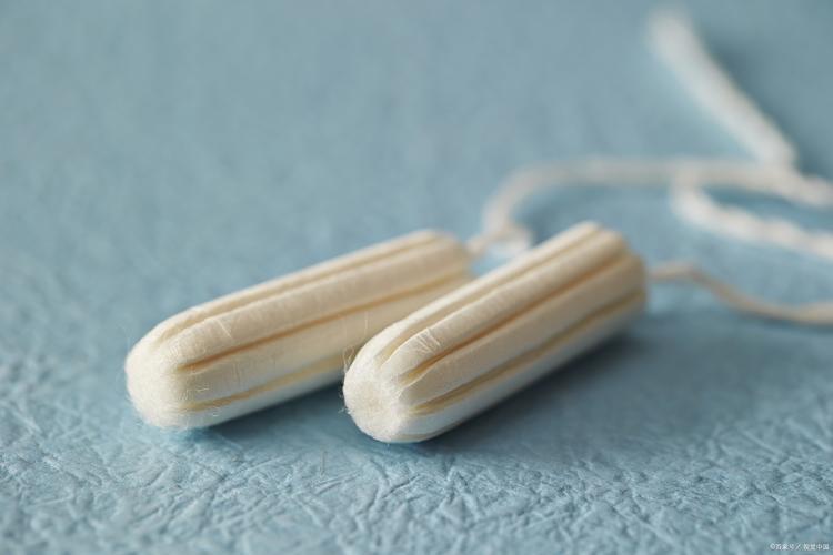 21岁女学生，偷用卫生棉条被卡住，去医院求助，医生苦笑：用错了