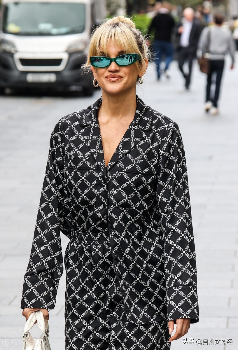 阿什利罗伯茨蓝色连衣裙 (阿什利罗伯茨黑色工装裤)