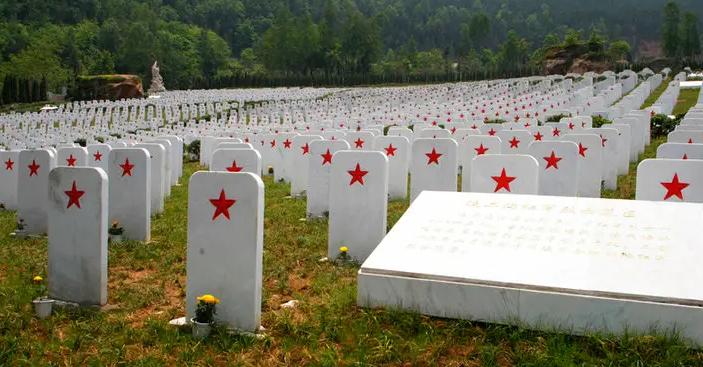 1956年女大学生错过烈士陵园开放时间，哭求大爷：让我进去见见他