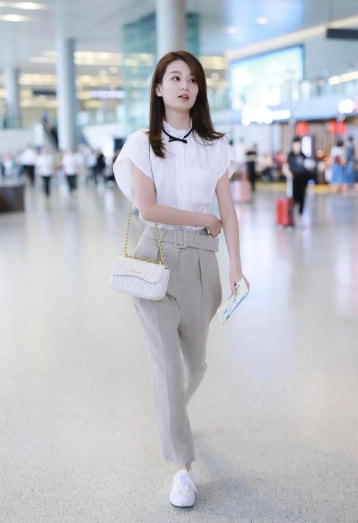 乔欣的清新白色系穿搭,乔欣露脐t恤紧身牛仔裤穿搭