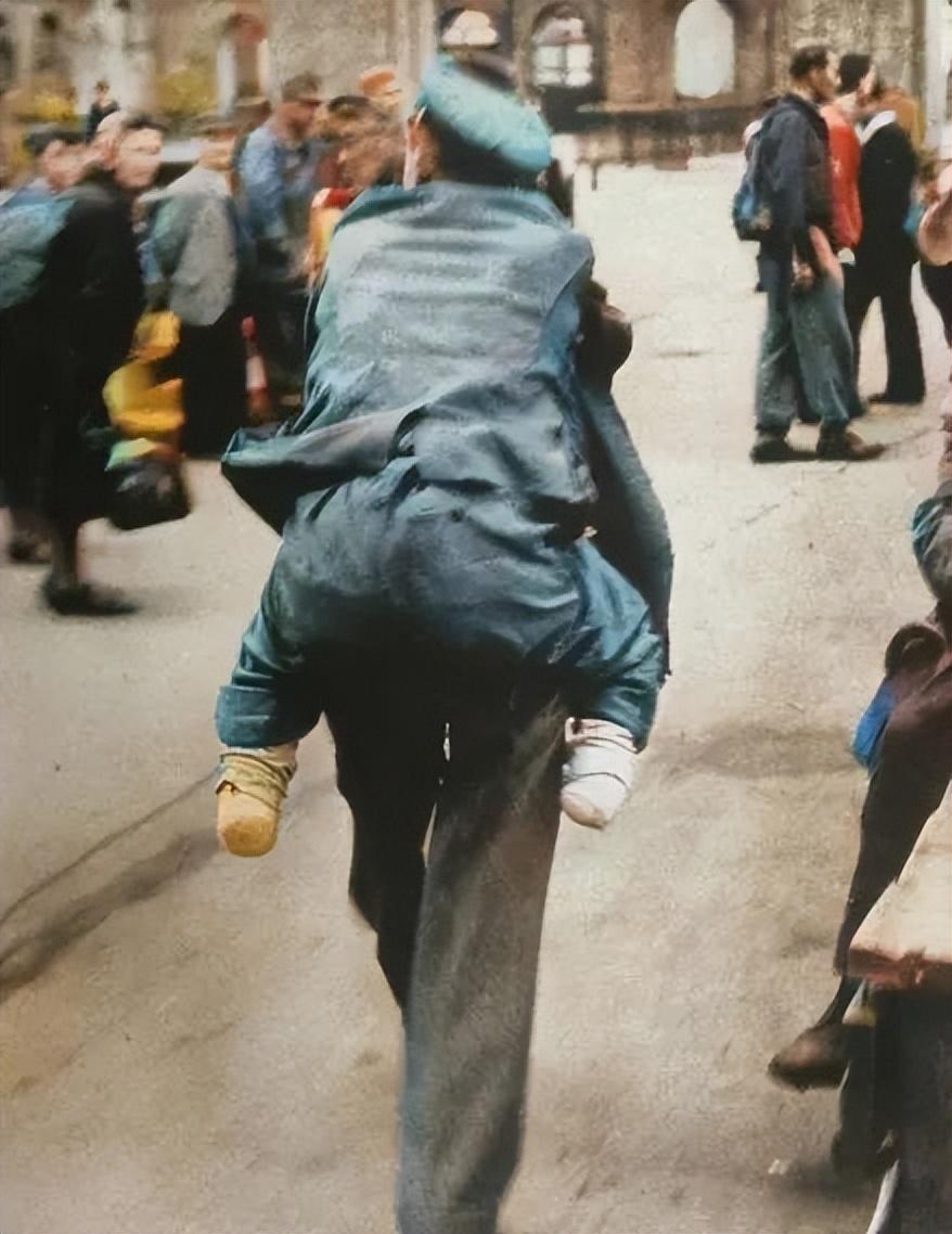 变态的纳粹德国，*光脱**犹太人女人衣服，集体*杀屠**!2