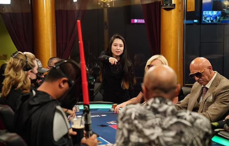 女牌手*点露**干扰对手获胜引争议，结果其实是件假胸紧身衣