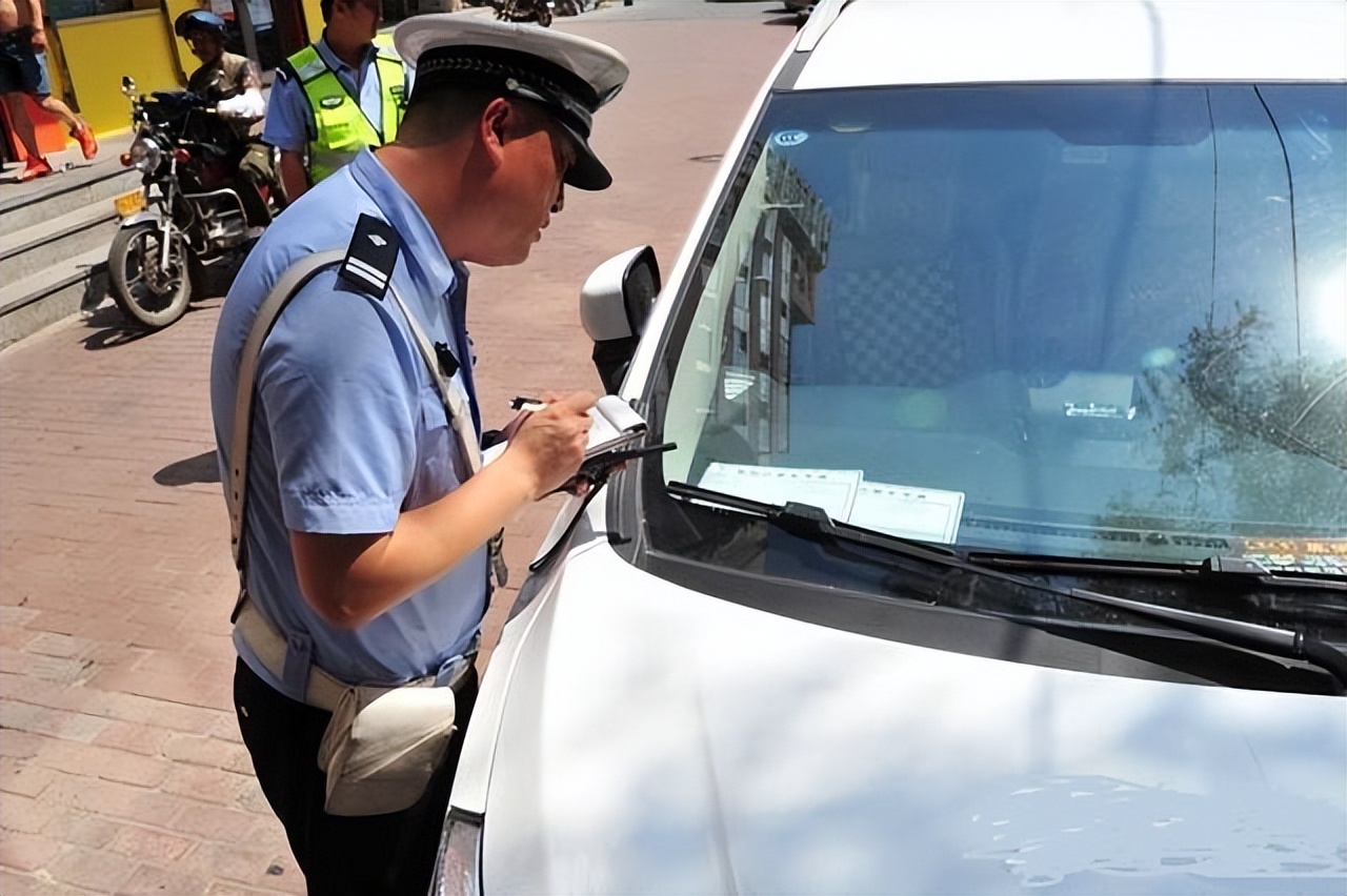 交警贴了罚单会扣分吗,警车违停被交警贴了罚单谁缴罚款