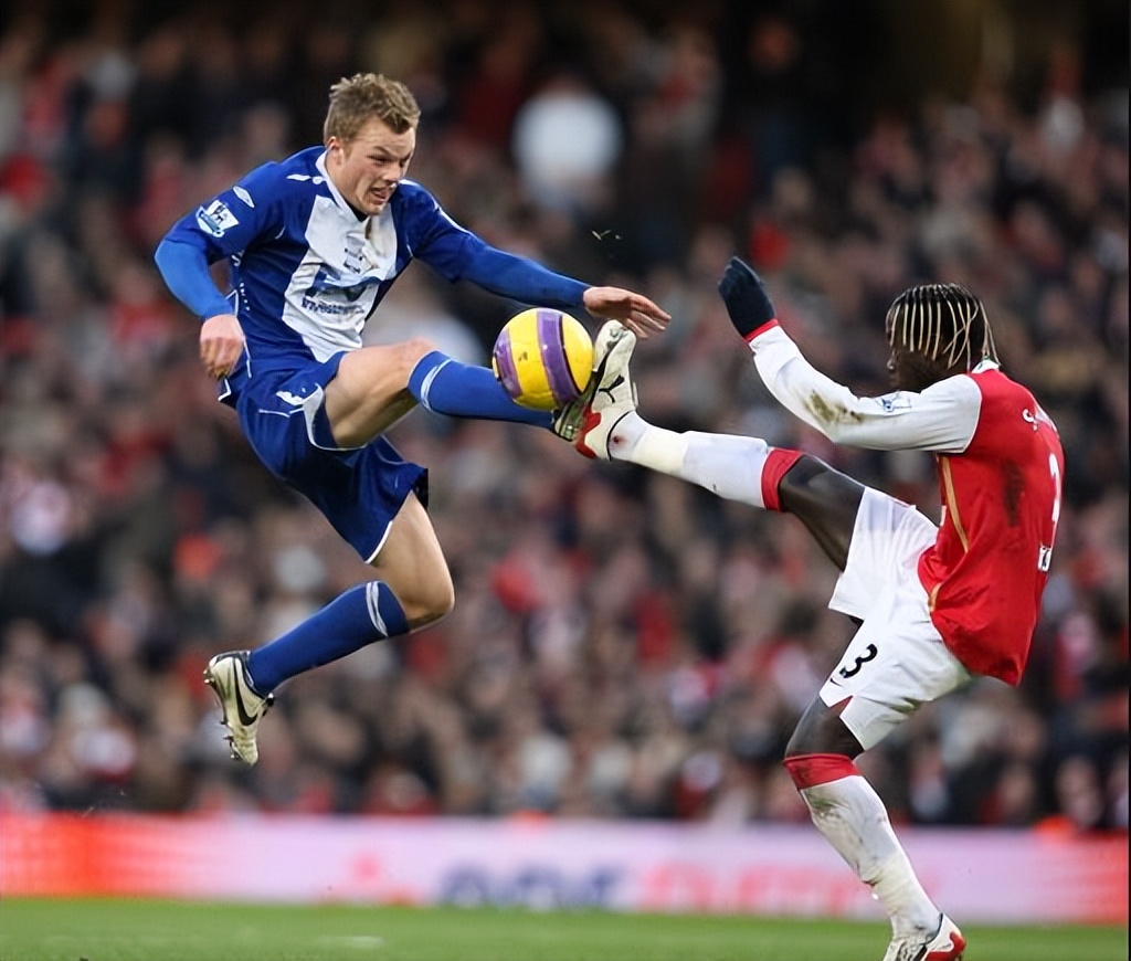 球员进场胸前画十字,足球运动员进场时画十字架