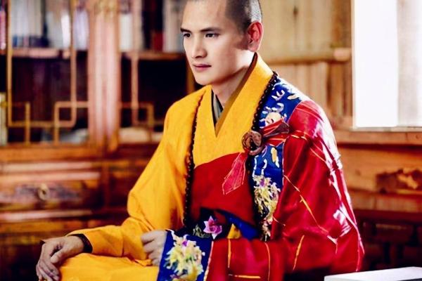 小伙辞去10年公务员出家做和尚,小伙子放弃公务员出家当和尚