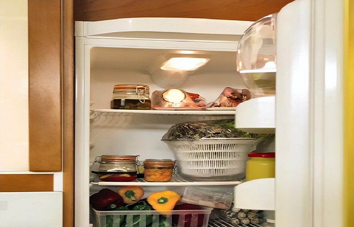 冰箱外壳发烫是怎么回事,冰箱制冷时外壳发烫正常吗