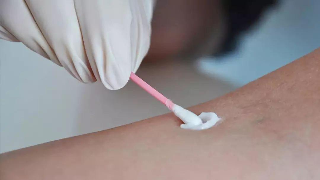 自己染发要褪色还是软发,干头发染发好还是湿的头发染发好