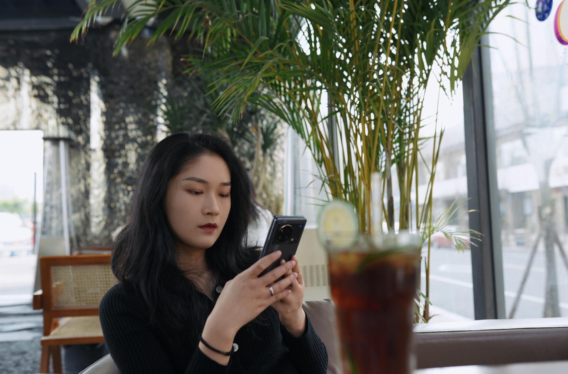 vivoXFold民间评测：8999起售，发布最晚折叠屏，能超越友商吗？