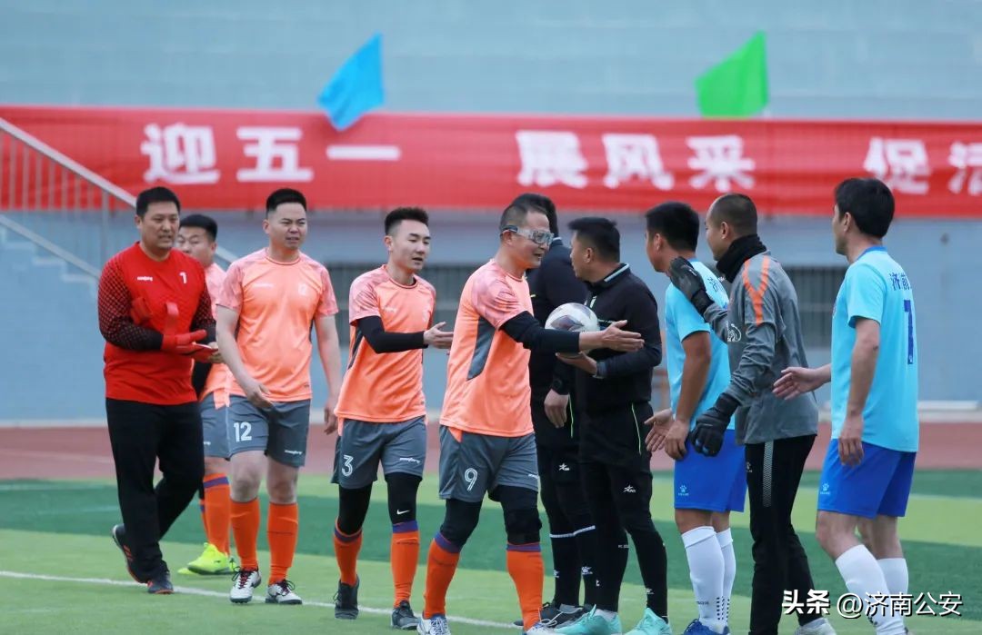 瞧瞧～警察队伍里的“足球小子”！