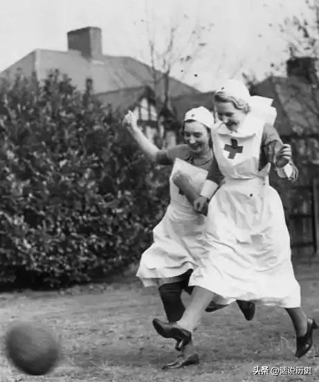 21张真实又罕见的老照片，阴毛假发工作者，我怀疑他用错地方了2