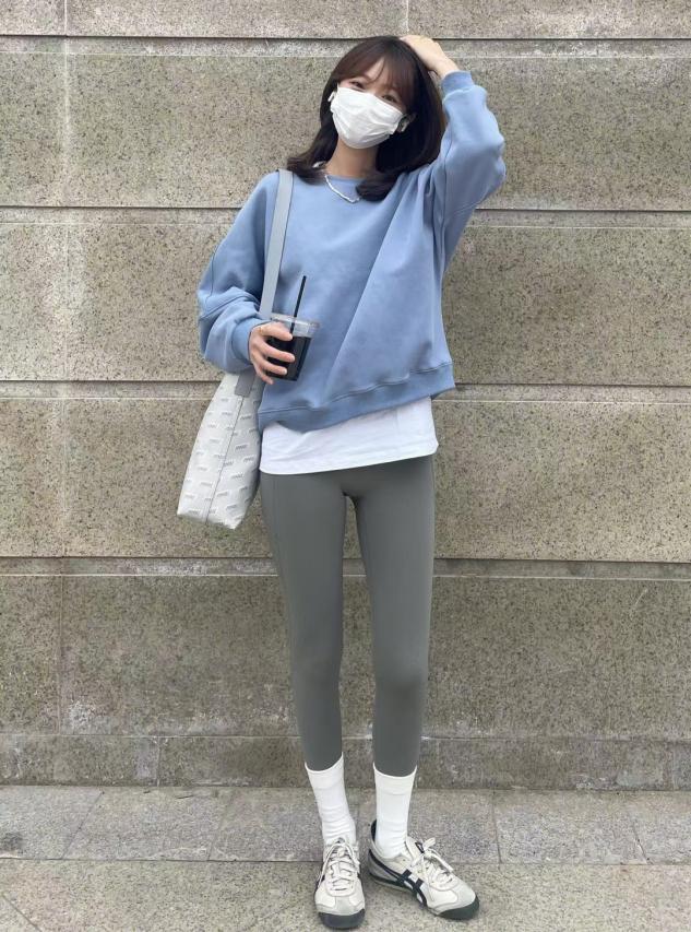 基础款连帽卫衣这样搭配更有level,今年的卫衣都有什么新款