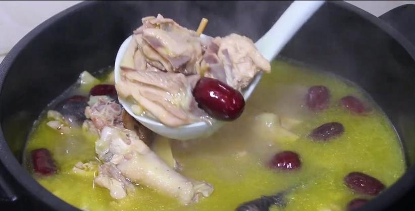 炖鸡汤记住三放三不放,炖鸡汤时牢记3放3不放