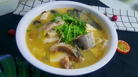 炖鱼时怎么做不粘锅不破皮,家常炖鱼如何炖不烂皮