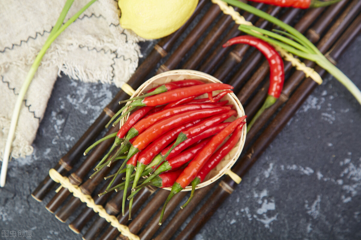 切辣椒辣眼睛怎么办最有效的方法,辣椒粘手如何解辣