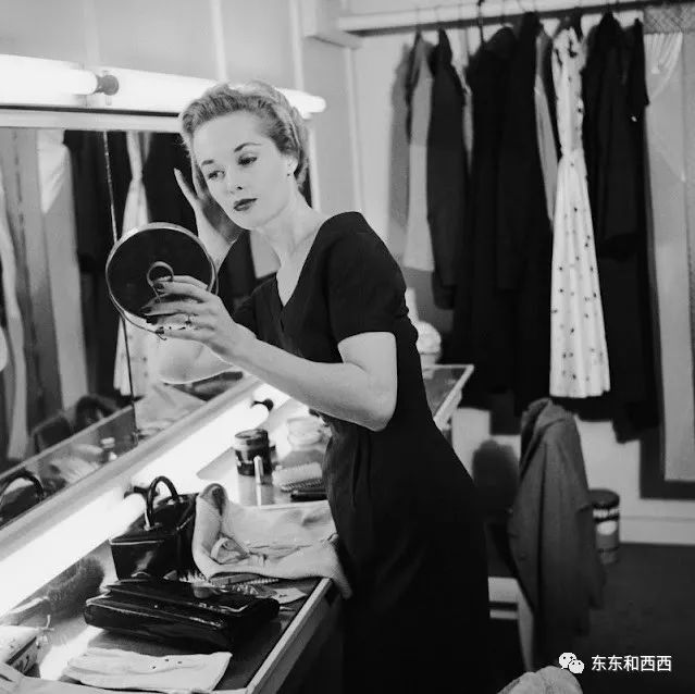 91岁养狮子走红毯拍奢侈品广告，这个优雅金发*物尤**太生猛了