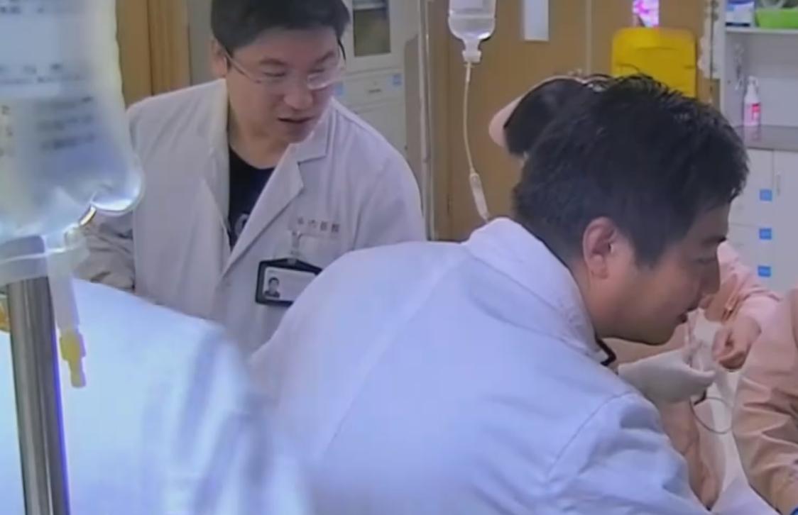 53岁父亲遭受车祸九死一生,父亲被卡车拦腰碾压救活了吗