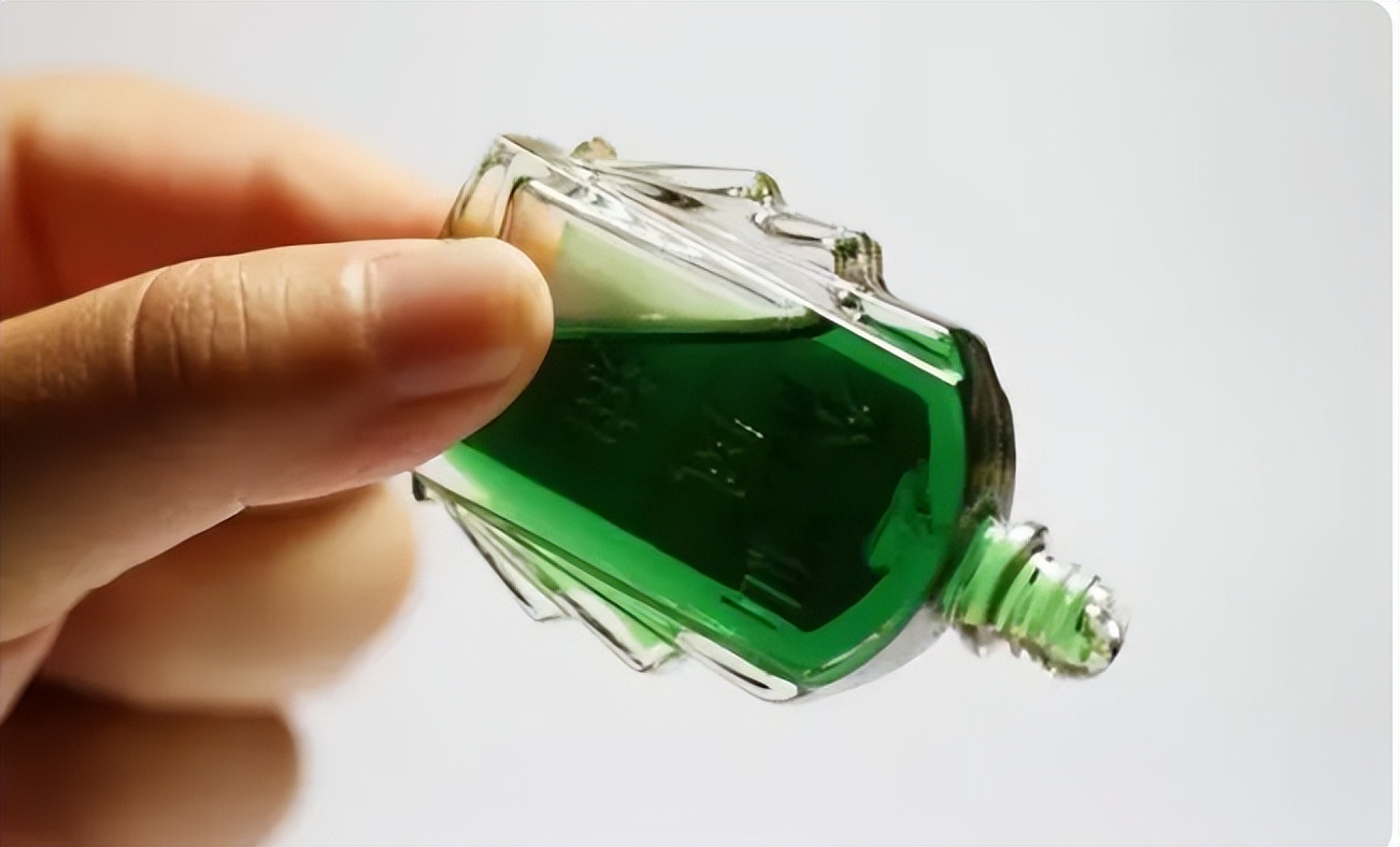 马桶异味太大教你一招轻松解决,用什么能快速清掉马桶上的透明胶