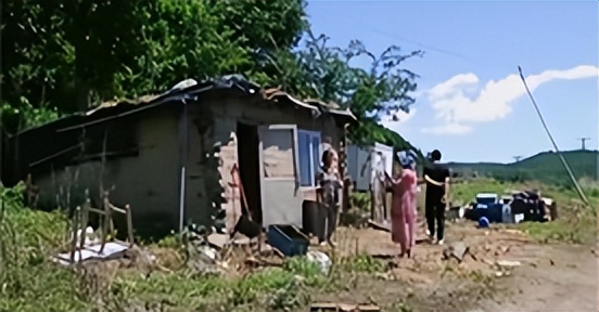 刘玉平与蛇同居,刘玉平与蛇相处视频