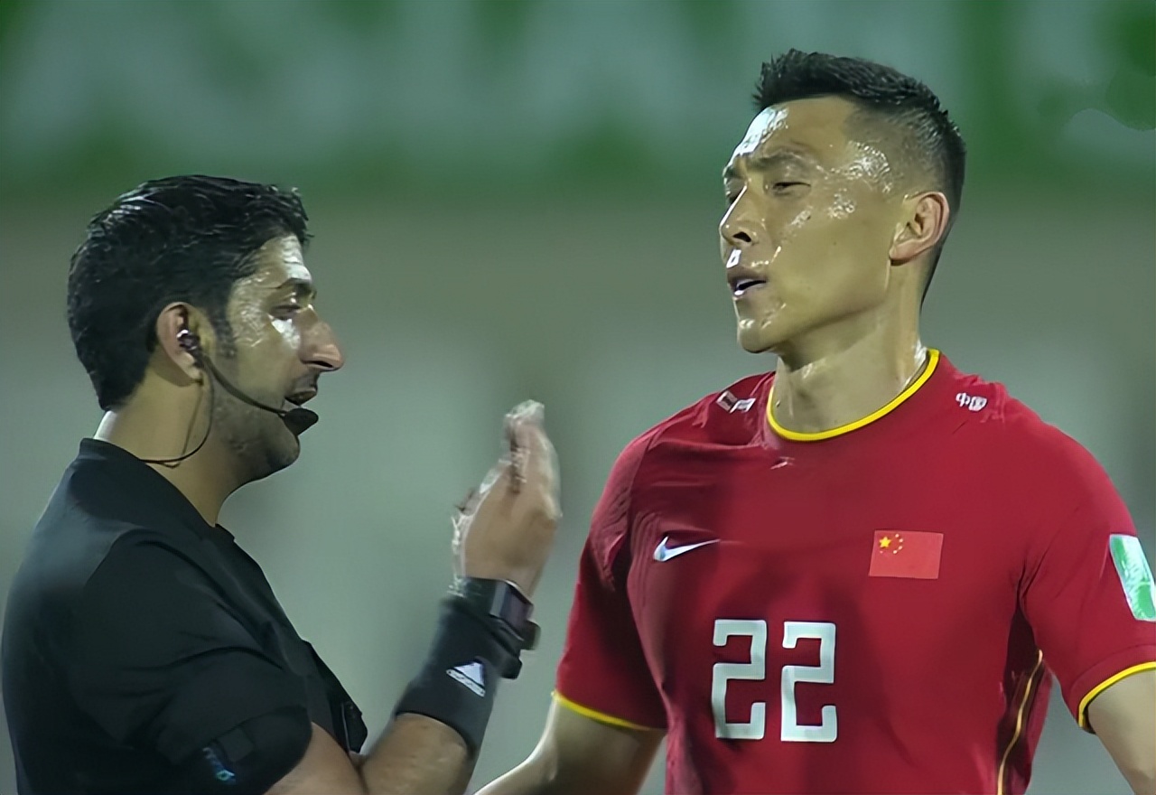 美女记者采访国足失利后的视频,国足采访名场面女记者被踢