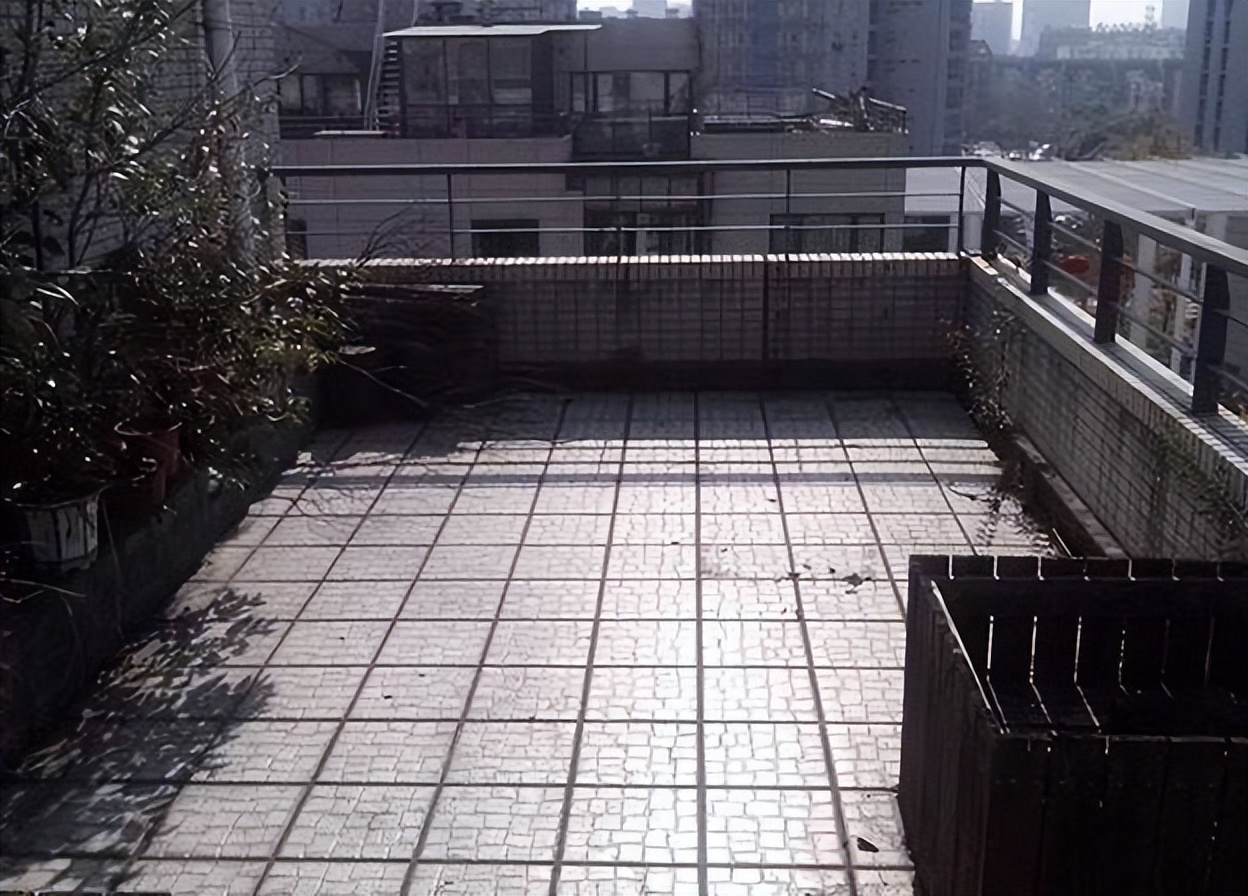 买房说可以封阳台物业不让封,封露台怎么跟城管报备